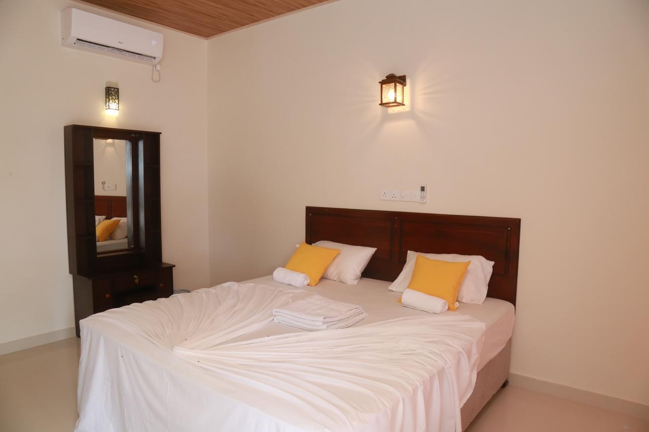 Serene Beach Hotel ディックウェラ エクステリア 写真